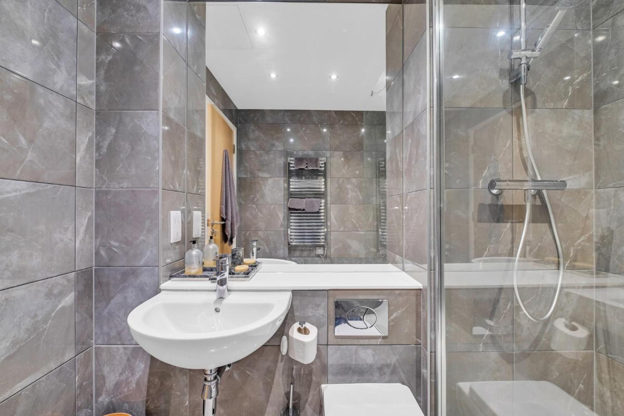 Luxurious & Glamorous Centrally Located 2 Bedroom 2 Bathroom Apartment - Central Birmingham - Secure Parking - Netflix Kültér fotó