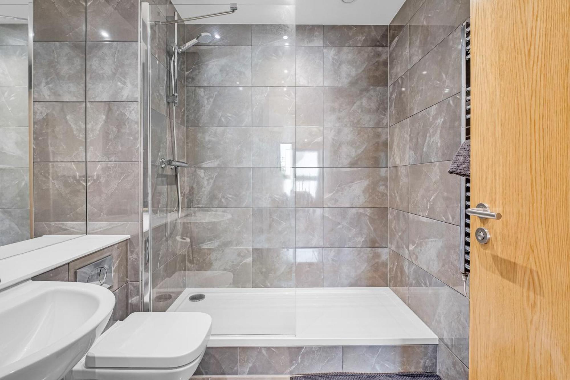 Luxurious & Glamorous Centrally Located 2 Bedroom 2 Bathroom Apartment - Central Birmingham - Secure Parking - Netflix Kültér fotó